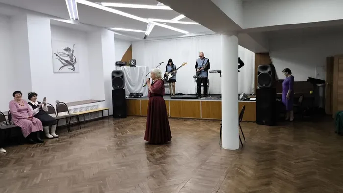 photo_5204416425135640100_y