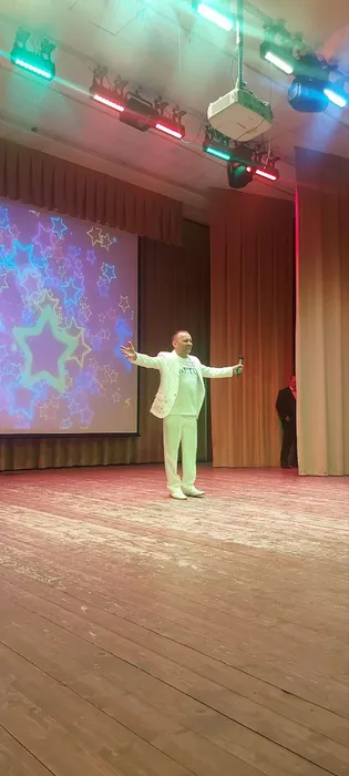 photo_5285420942857278954_y