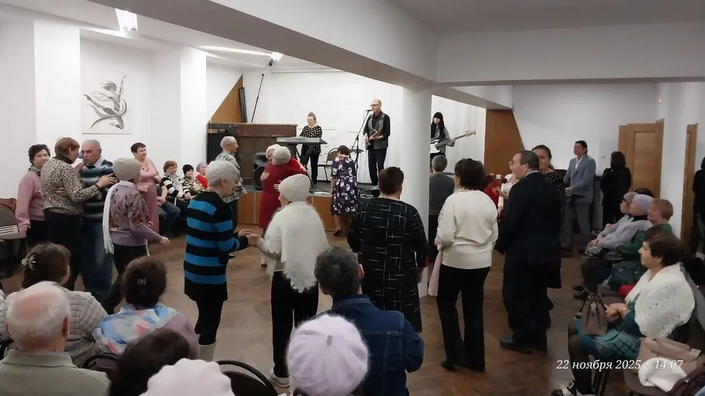 photo_5262907080773930348_y